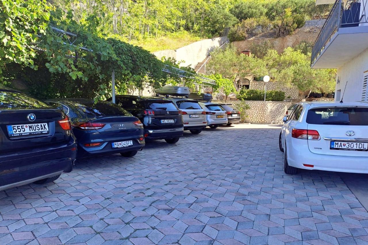 Apartments With A Parking Space Brela, Makarska - 18495 Exterior photo